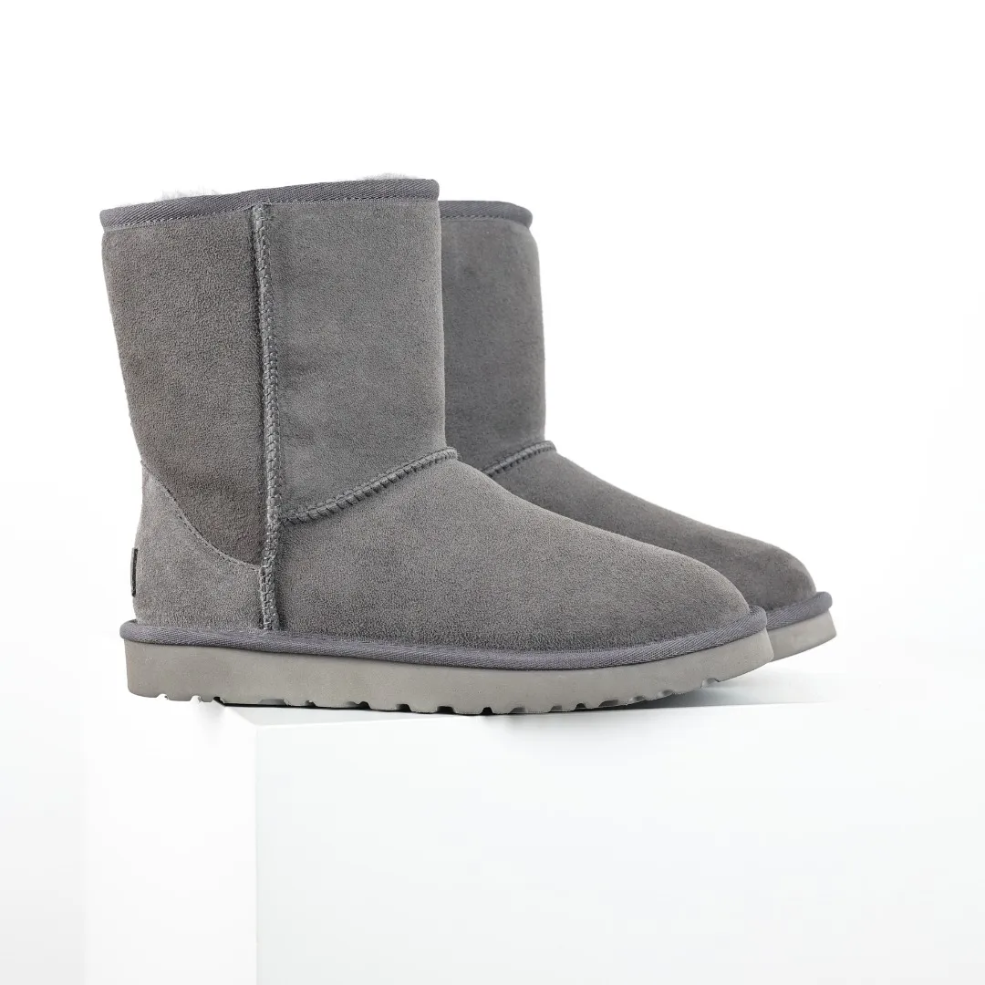 Pick up locally 💰600 Core recommendation Good price Cashmere insoles are a very suitable choice for keeping warm in winter and at home. In the new year, uug launched a series of styles, which are partially geared towards the preferences of young consumers and have also moved to the forefront of fashion trends. Shoe body material Water-repellent coated suede upper 17mm UGGPURE™ implanted wool insole Lightweight non-slip comfortable rubber outsole With brand LOGO Trademark Comes with a full set of packaging Size: 35 36 37 38 39 40